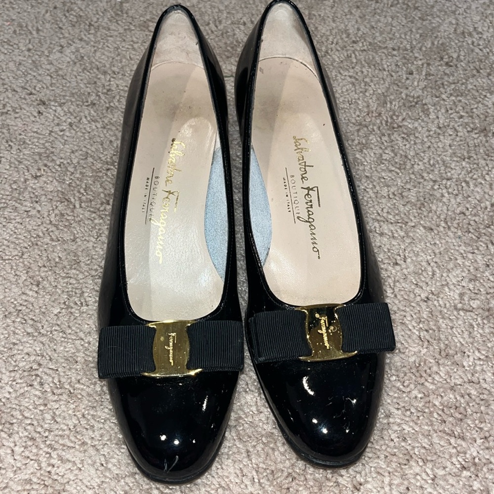 SALVATORE FERRAGAMO Patent Vara VTG heels size 9AAA